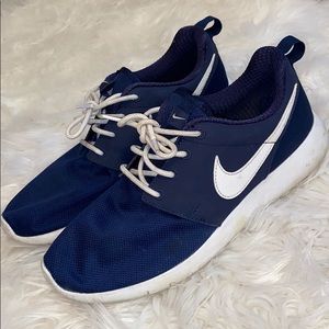 Navy Nike roshes